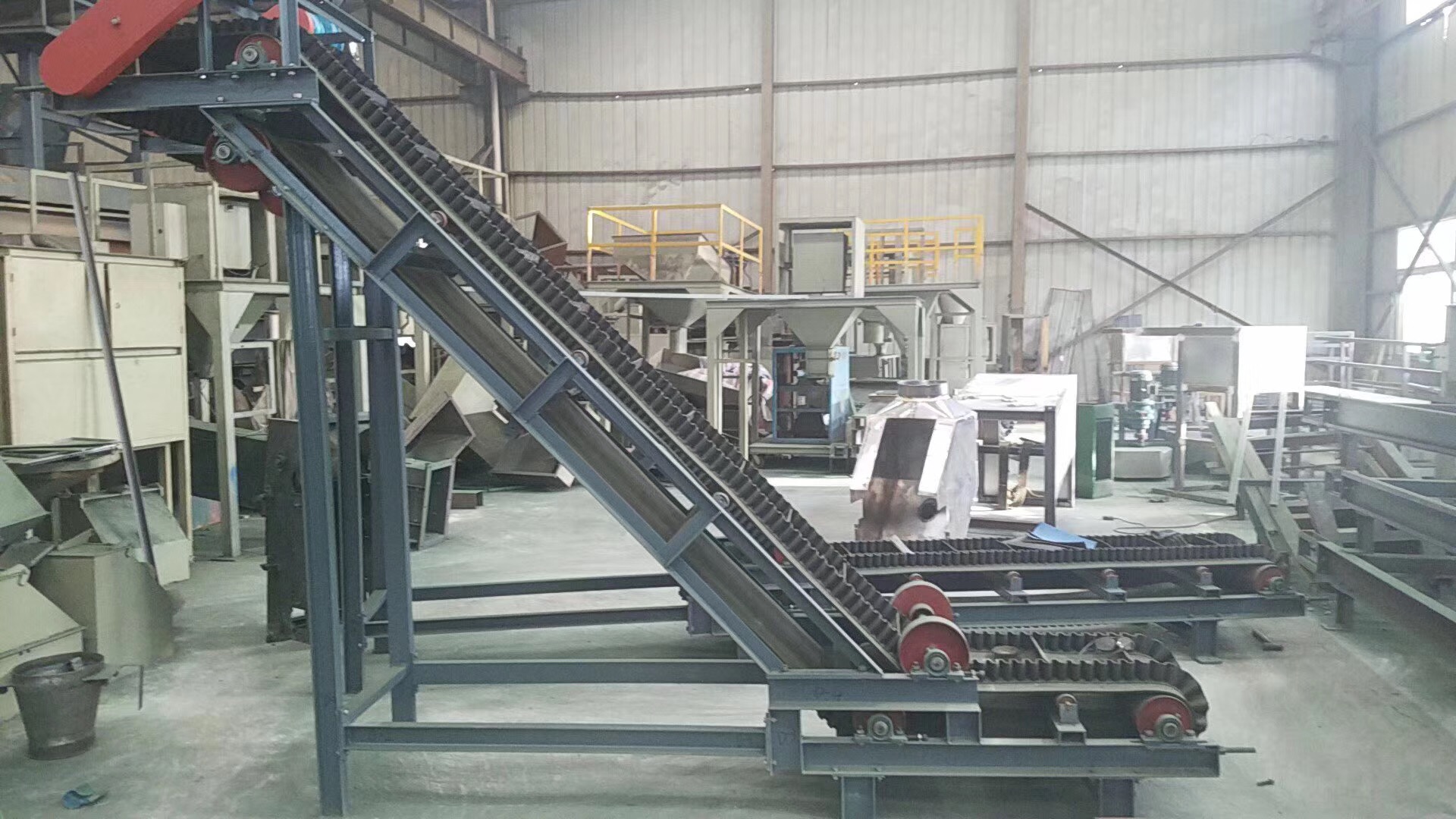 大傾角波狀擋邊帶式輸送機的結(jié)構(gòu)、安裝和調(diào)整(大傾角波狀擋邊輸送機 標(biāo)準(zhǔn))