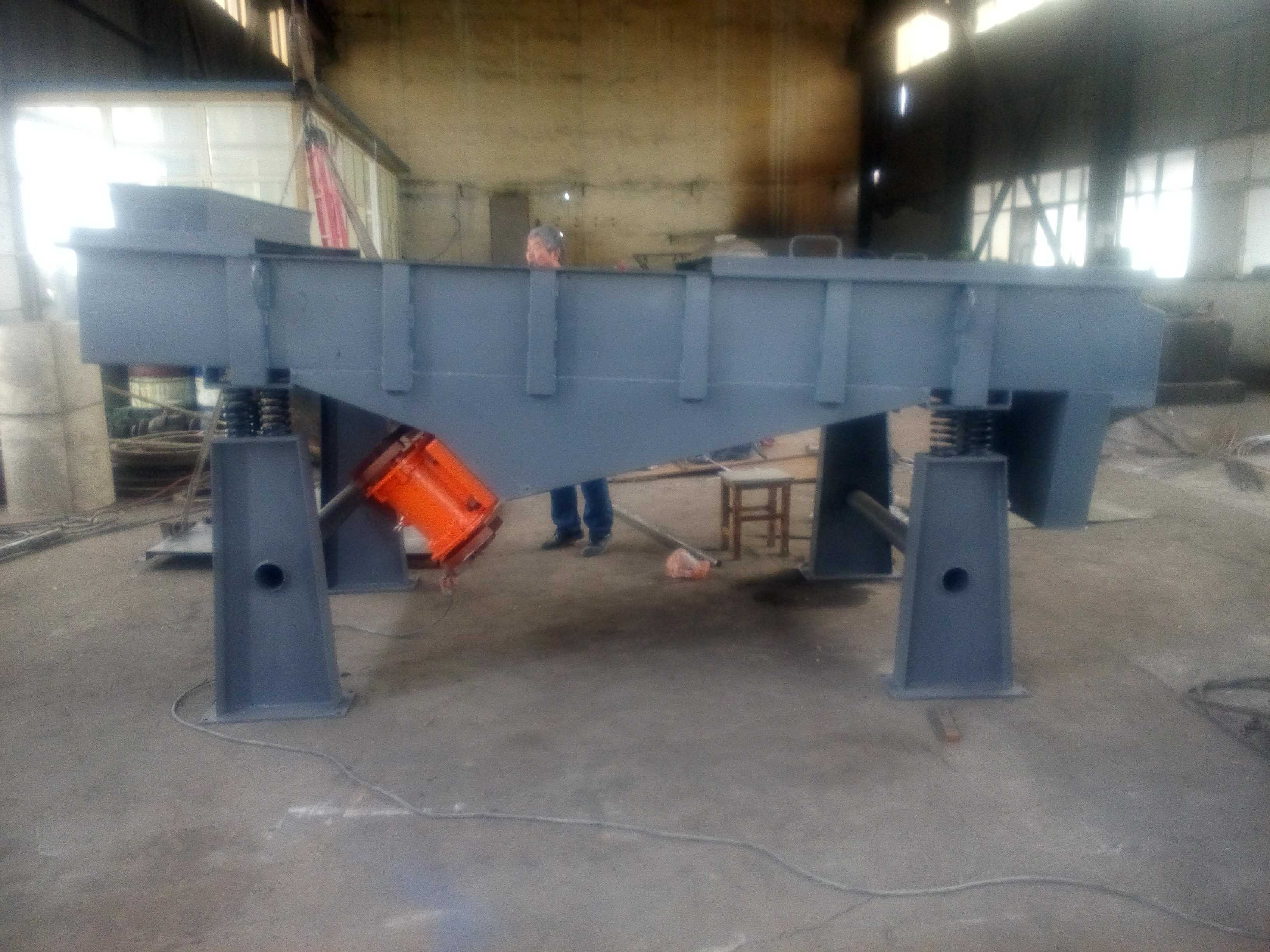 拉網(wǎng)式直線振動篩詳細技術(shù)參數(shù)及圖紙